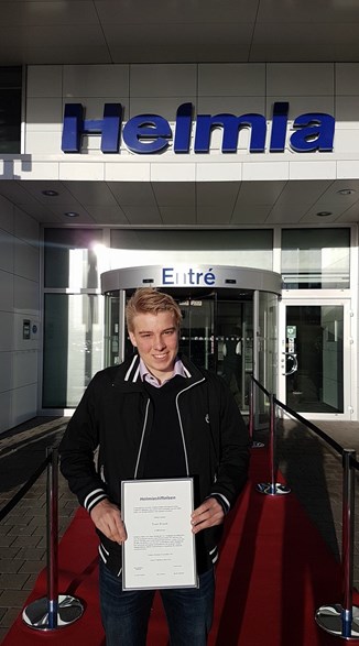 Viktor Brandt visar upp stipendium utanför Helmia