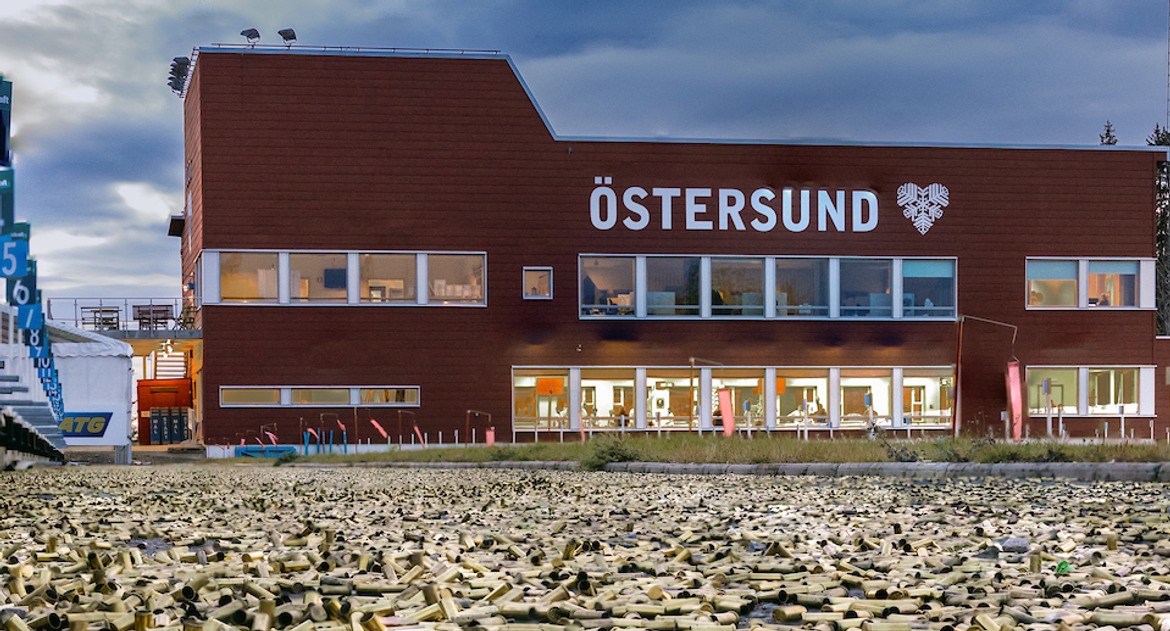 Mediahuset vid skjutvallen, rött hus i två våningar mot en blå himmel