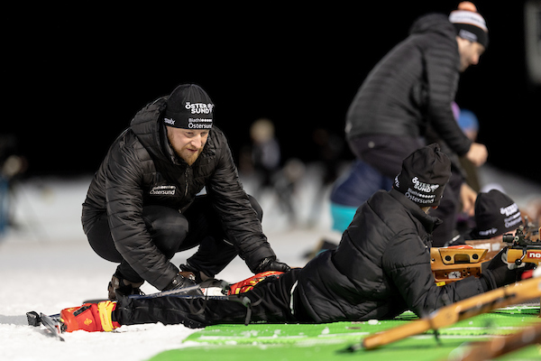 Ett 10-tal barn med skidor lyssnar på genomgång inför träning