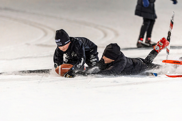 Ungdomsträning i snön med rugbyboll