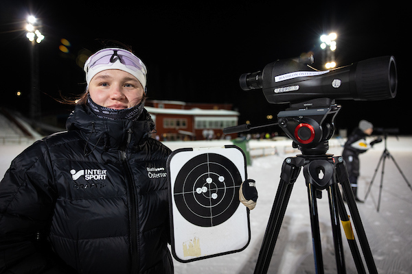 Ungdom ligger på skjutmattan med skjutstöd och siktar