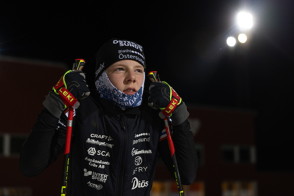 Pojke står och hänger på stavarna